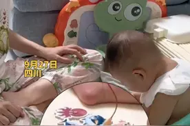 在妈妈一声声赞美中宝宝迷失自我 开心地前仰后合 网友:杠铃般的笑声好有感染力#自己玩的不亦乐乎 #萌娃日常 #人类幼崽 #孩子的世界很简单 （来源：@中国日报网 ）视频封面