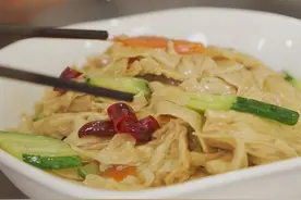 家庭版“烧腐竹”这么做才好吃，腐竹软糯，泡20分钟，简单一炒，味道美极了#家常菜 #天儿冷吃点啥 #烧腐竹视频封面