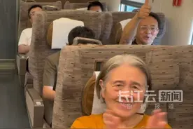 百岁抗战老兵北京观礼后返汉。高铁列车广播向他们致敬，车厢内响起阵阵掌声