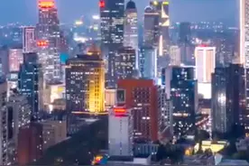 土地市场热起来了 #央国企拿地引爆一二线城市 部分城市核心区溢价率超70% #2025年房企拿地激增 #房企视频封面