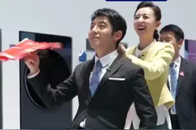 撒贝宁怎么一个不注意又转上手绢了？和海尔AI直驱洗衣机PK谁赢了？#撒贝宁再现转手绢名场面 。#AI生活智慧万家视频封面