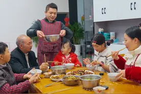 周末带两个娃儿回家看爷爷奶奶，熊二今天下厨做了一道硬菜，满满的菜，温馨的家，这样的时光真好#乡村守护人 #新农人计划2025  #微光点亮乡村视频封面