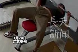 男子做90公斤卧推力竭被压，无法动弹大喊“妈！救命”妈妈听到呼救声 飞奔而来，当事人：还好没压到脖子 得亏妈妈在家。#卧推 #杠铃 #健身 #危险瞬间视频封面