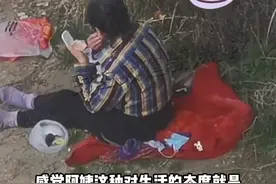 阿姨穿着破旧在桥底认真化妆，路人：这种生活态度值得学习#积极乐观 #正能量 #河南dou知道 视频封面