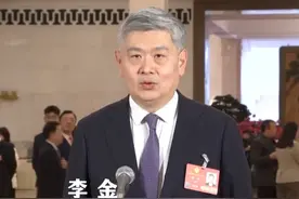 2035年，我国60岁以上人口将突破4亿，我们如何优雅地老去？全国政协委员、南方科技大学副校长金李在首场“委员通道”上说人口红利并未逐渐消失，“银发经济”蕴含巨大机遇→#2025年全国两会声音 # #委员通道  #银发经济视频封面