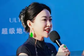 演员#郝蕾 接受采访时表示，这次来到#第六届海南岛国际电影节 ，一下飞机就觉得烦心事都没了。视频封面