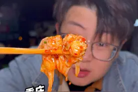 这样深的夜，下过雨的街，连星光都要熄灭，也要吃碗剁椒夜抄手！ 哈哈哈#烟火重庆 #春日焕新局 #跟着轨道游重庆 #省饭课代表 #抖音创作季 @DOU+小助手视频封面