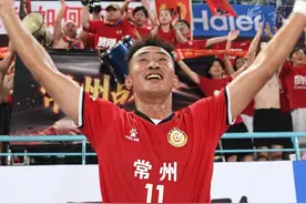 常州队收获第一个进球和第一场胜利 进球队员赵连平被球迷簇拥、呼唤，还被摄像大哥狠狠亲了一口