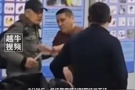 3月8日报道，#哈萨克斯坦 机场女安检员被劫持，51岁退役拳击冠军主动替换人质，找准时机徒手夺刀，最终制服歹徒#危机时刻 #英雄视频封面