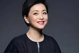 杨澜巅峰时离开央视，二婚又嫁200斤百亿富豪，不惜与父亲闹掰视频封面
