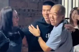 #儿子当兵三年偷偷回家探亲 ，看到儿子那一刻父母太惊喜了！视频封面