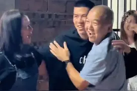 #儿子当兵三年偷偷回家探亲 ，看到儿子那一刻父母太惊喜了！视频封面