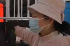 （一）2岁女宝玩滑梯被推倒 摔到头部“孩子喊疼 大人没有一句道歉”对方家长：有问题跟警察沟通视频封面