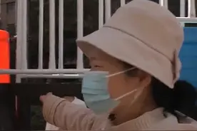 （一）2岁女宝玩滑梯被推倒 摔到头部“孩子喊疼 大人没有一句道歉”对方家长：有问题跟警察沟通视频封面