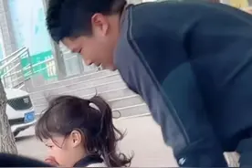 爸爸当街哄女儿，难道这是每个男人的必修课？你有过这样的经历吗？素材来源：@💐: Primary.视频封面