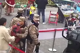绝对信任！宝妈紧急时刻将孩子塞给子弟兵 武警春节执勤暖心瞬间视频封面