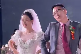 新娘婚礼现场和爸爸开心共舞，当事人：想留下美好回忆，把快乐带给大家视频封面