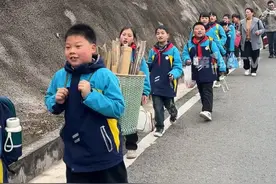 春天里的小美满在此刻具象化了！4月1日，#重庆小学生背着锅碗瓢盆徒步4公里春游野炊  ，小孩哥小孩姐在路上大合唱《小美满》：你看，小狗在叫，树叶会笑，风声在呢喃……隔着屏幕都感受到了春游的快乐！#媒体精选计划 #春游 #小美满视频封面