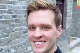 在早上是用in还是on呢？Luke老师教你如何区分。 实用口语，日常英文，地道口语，单词巧记，跟着Luke老师一起来学习吧！ #英语#零基础学英语#亲子启蒙#英语口语#外教#外国人#实用英语#英语口语视频封面
