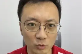 业主拒交10元#停车费 与#保安起冲突动手打人 出言不逊 哪儿来的优越感？人与人相处 相互尊重应是底线#大v快评 视频封面