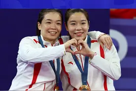 【奥运播报】陈清晨/贾一凡大满贯如期而至，中国队夺男女混合接力银牌
#奥运播报 #蒙牛奥林匹克全球合作伙伴 @秋大童视频封面