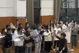 太有氛围了！#高校合唱团演唱无名的人引众多网友点赞  网友：不行，感觉要过年了，想回家。
#独属于学生时代的魅力 #合唱团视频封面