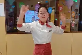 海底捞女员工面无表情跳科目三，网友：不觉好笑，只觉心酸#海底捞女员工跳科目三引争议 #海底捞 #海底捞服务员跳科目三 #心酸打工人 #吃火锅的正确方式视频封面