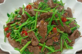 #香菜炒牛肉 的家常做法，只需简单几步，做出来的牛肉又嫩又滑又香，特别下饭#美食 #美食教程 #抖音美食推荐官 #内容启发搜索 @DOU+小助手