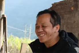织布机热卖！！！ 织布机热卖，村民抢修老织布机视频封面