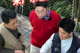 这泼天的富贵粤粤在努力接了！ 快跟着@广东文旅的步伐，第一时间了解#与辉同行广东行路透，解锁更多广东过年玩法～#到广东过暖冬#请到广东过大年#活力广东时尚湾区 #与辉同行广东行视频封面