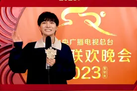 #周深郁可唯黄霄雲春晚剧透 周深说如果有机会，想尝试一下语言类节目；郁可唯说自己外号叫“兔子”，能参加兔年春晚很开心；黄霄雲说自己能上春晚，一定是去年过年许的愿望成真了。#春晚视频封面