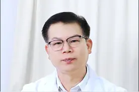 皮肤干燥像鱼鳞，一脱裤子满是灰，皮肤科医生教你一招#医学科普  #鱼鳞病  #抖出健康知识宝藏   #小腿干燥  #皮肤视频封面