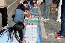 这里的盲道，是一条“彩虹之路”......独臂女孩盲道绘画呼吁勿占盲道 人们用看得见的色彩，聚拢着无形中的关爱。（来源：央视新闻、@方寸心心 ）视频封面