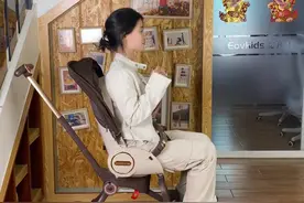 再也不用抱着宝宝了，入手了这款高级感满满的新生儿#遛娃神器  座椅可坐可躺一键折叠四轮避震#婴儿车视频封面