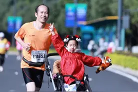 2024福州马拉松 父亲推婴儿车带女儿跑完全马 #2024福州马拉松  #马拉松 #福马 #马拉松视频 #摄影师李一刀 #马拉松照片  #福州
@福州马拉松 @爱云动视频封面