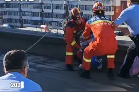 惊险!女孩欲跳楼轻生,长春消防、民警联动成功解救。#同城热门 #救援第一线 #吉林dou知道 #968说天下视频封面