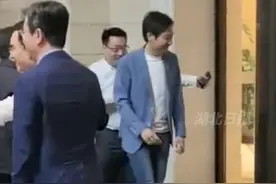 雷军回老家湖北仙桃了，今天将在母校仙桃中学为雷军图书馆揭牌。视频封面