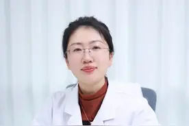 得了#蛇缠腰痛不欲生，别再乱用火烧偏方治疗了，小心留下#后移神经痛，医生教你四步及时处理。#带状疱疹#开工健康手册#皮肤科视频封面