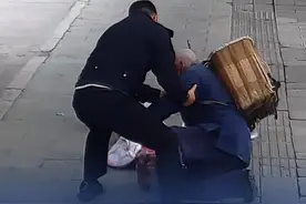 【#年迈果农不慎跌倒辅警急忙搀扶】近日，云南昭阳一位背着背篓的老人不慎摔倒受伤，苹果洒了一地，岗亭辅警见状急忙上前搀扶老人，并将老人的30斤苹果全部买下，随后联系医护人员将老人送医治疗。后续辅警们还将道路填平，防止路人再次被绊倒。视频封面