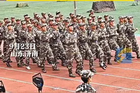 9月23日，山东济南。军训汇演时男生鞋子被踩掉，穿着白袜子踮着脚坚持走完全程。#搞笑 #军训视频封面