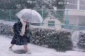 日本遭强寒潮侵袭，多地学校仍要求光腿穿校服，禁止穿裤袜。（剪辑：祁泉）视频封面