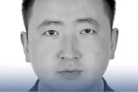 【痛心！#派出所所长崔文亮不幸牺牲  ，战友，一路走好！】3月18日，新疆维吾尔自治区乌鲁木齐市公安局达坂城分局乌拉泊派出所所长崔文亮因公牺牲。3月20日，崔文亮遗体告别仪式在乌鲁木齐举行。战友一路走好。（警民携手同行）视频封面