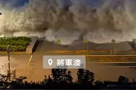 【香港十号风球下，海水倒灌至马路，多区有大树倒塌】
香港天文台今日（9月24日）凌晨2时40分改发10号风球，预料10号风球会维持一段时间。
受风暴潮影响，本港沿岸水位急升，杏花村及沙田城门河出现海水倒灌，多处马路水浸。
天文台表示，“桦加沙”正在本港以南100公里外掠过，预料其飓风区会继续影响本港南部地区，市民需保持高度警觉并留意破坏性的风力。#香港 #十号风球 #桦加沙 #桦加沙台风