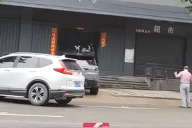 7月20日，河南郑州。女子被男子强行拖进厕所隔间，记者实地探访事发酒吧：被贴封条，已关门停业整顿。当地警方已介入，目前涉事男子已到案，案件正在调查中。#监控下的一幕 视频封面