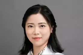 眼科医生教你 如何正确躺在床上玩手机 #医学科普 #玩手机姿势 #斜视 #眼睛健康 #抖出健康知识宝藏视频封面