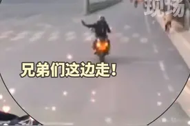 消防员出警时路遇“骑士”双闪开道，消防车鸣笛致谢！#消防 #骑士 #正能量 视频封面