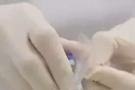 医生私自用氯化钠注射液冒充狂犬病人免疫球蛋白，对病人进行注射被当场揭发。博罗县卫健局：吊销涉事医生《医师执业证书》，责令医院对涉事医生作辞退处理视频封面