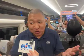 6月27日，渝厦高铁重庆段首趟运行的高铁上，黔江鸡杂非遗传承人觉得太激动了，称：这就是黔江速度！欢迎大家到黔江耍，吃下饭的黔江鸡杂！#渝厦高铁重庆段正式通车  #一小时到黔江  #媒体精选计划