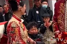 1月23日，河南商丘，侄子舍不得姑姑出嫁，紧紧拉着姑姑哭成泪人。“他从小跟姑姑一起长大，关系特别好。”#侄子舍不得姑姑出嫁哭成泪人 #结婚 #姑姑侄子视频封面