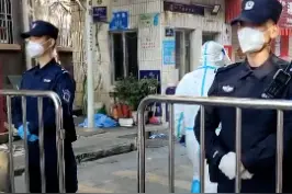 #直击深圳新增3名病例所在鹤围村 ，防疫人员进行入户采样#广东dou知道 #政媒原创作者联盟 视频封面